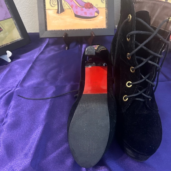 Vero Cuoio Italian Made Black High Heel Bootie. - Picture 8 of 14